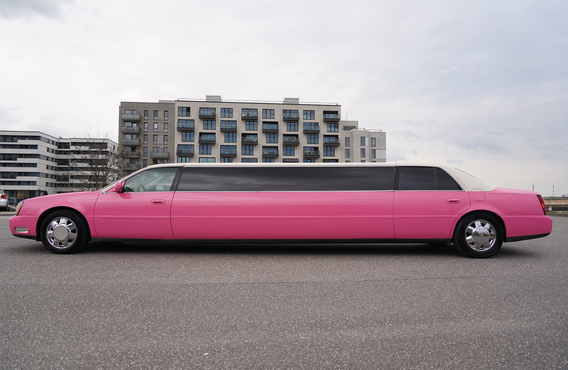 Pink Cadillac XXL limousine mieten - aussen - 3