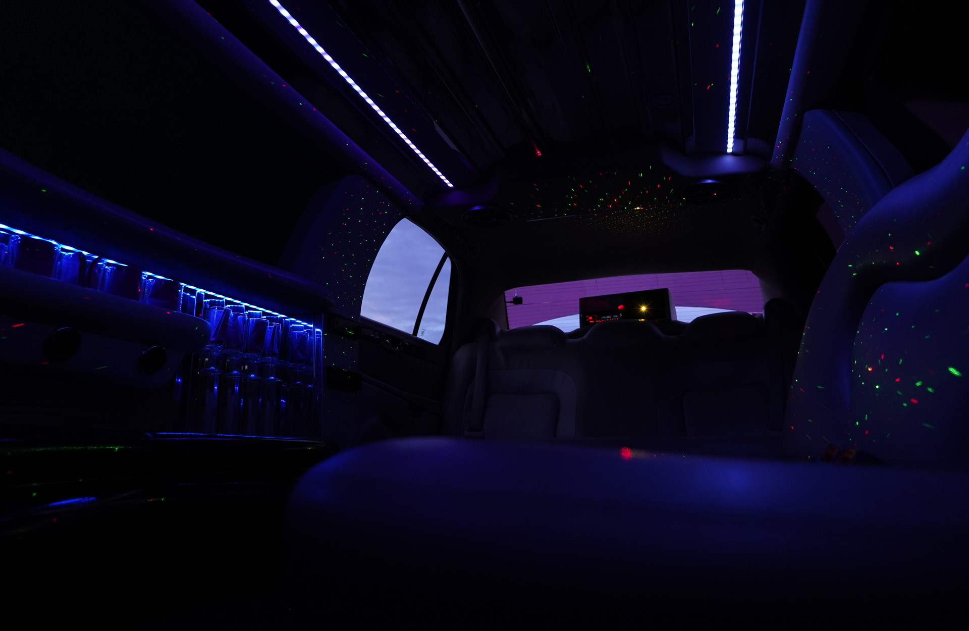 Pink Cadillac XXL limousine mieten - innen
